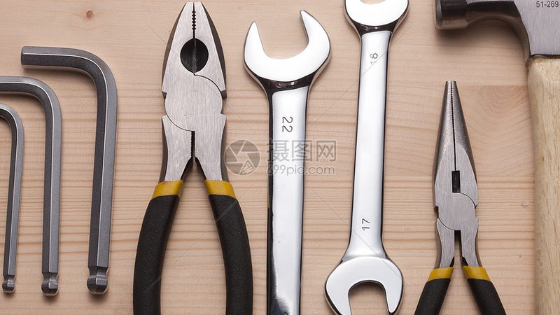 工具箱套装中的工具材质和工艺直接影响到其耐用性和性能。在选购时，应注意以下几点：